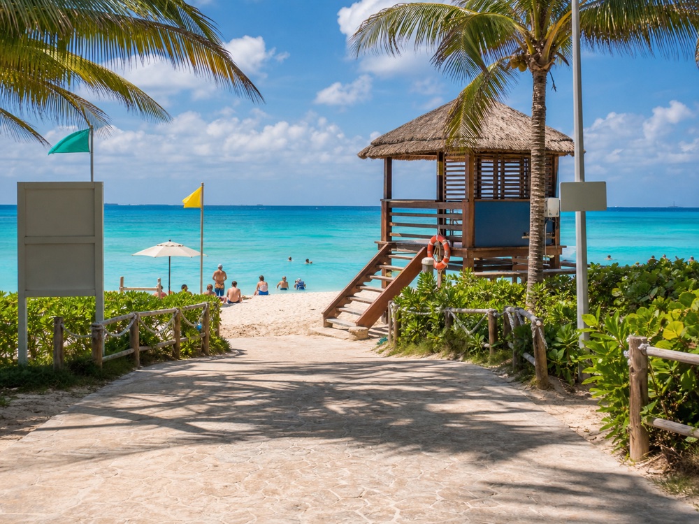 Playa de Cancún con torre de guardavidas y mar turquesa